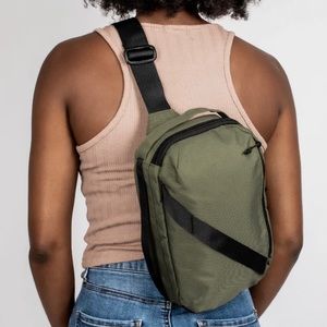 Pakt. The Anywhere 5L Sling in BLACK